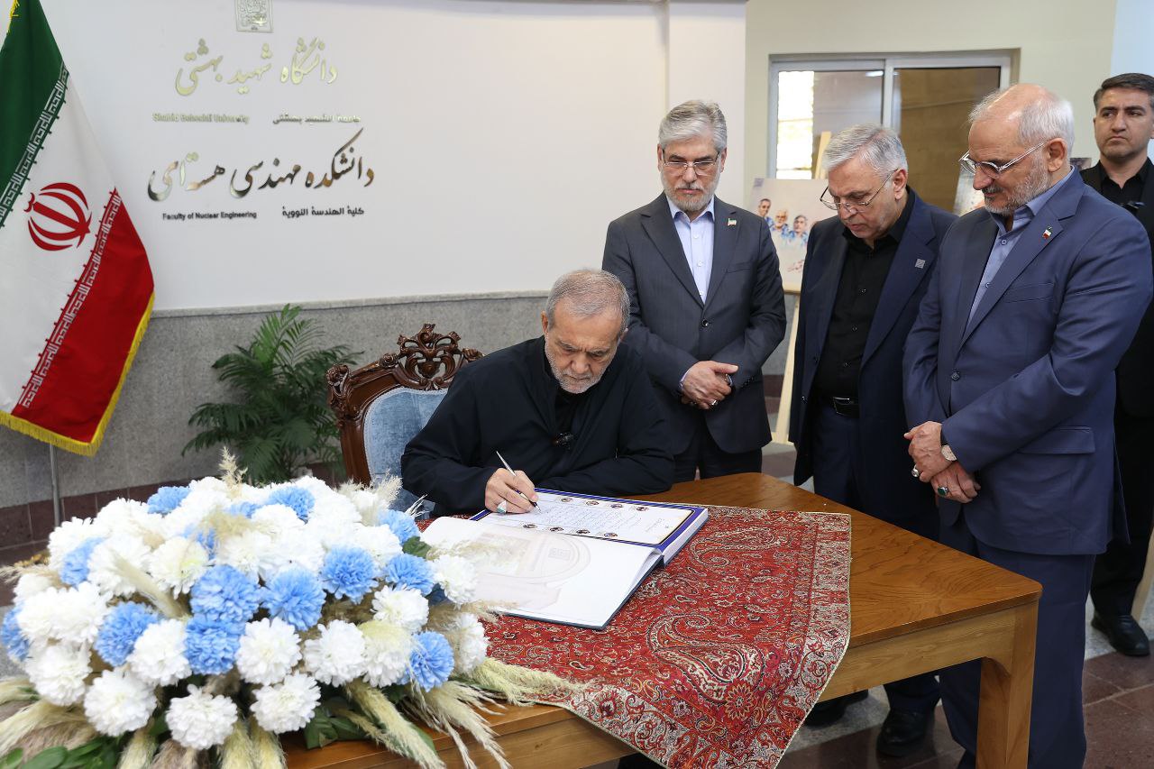 عکس/ ادای احترام پزشکیان به یادمان شهدای دانشمند