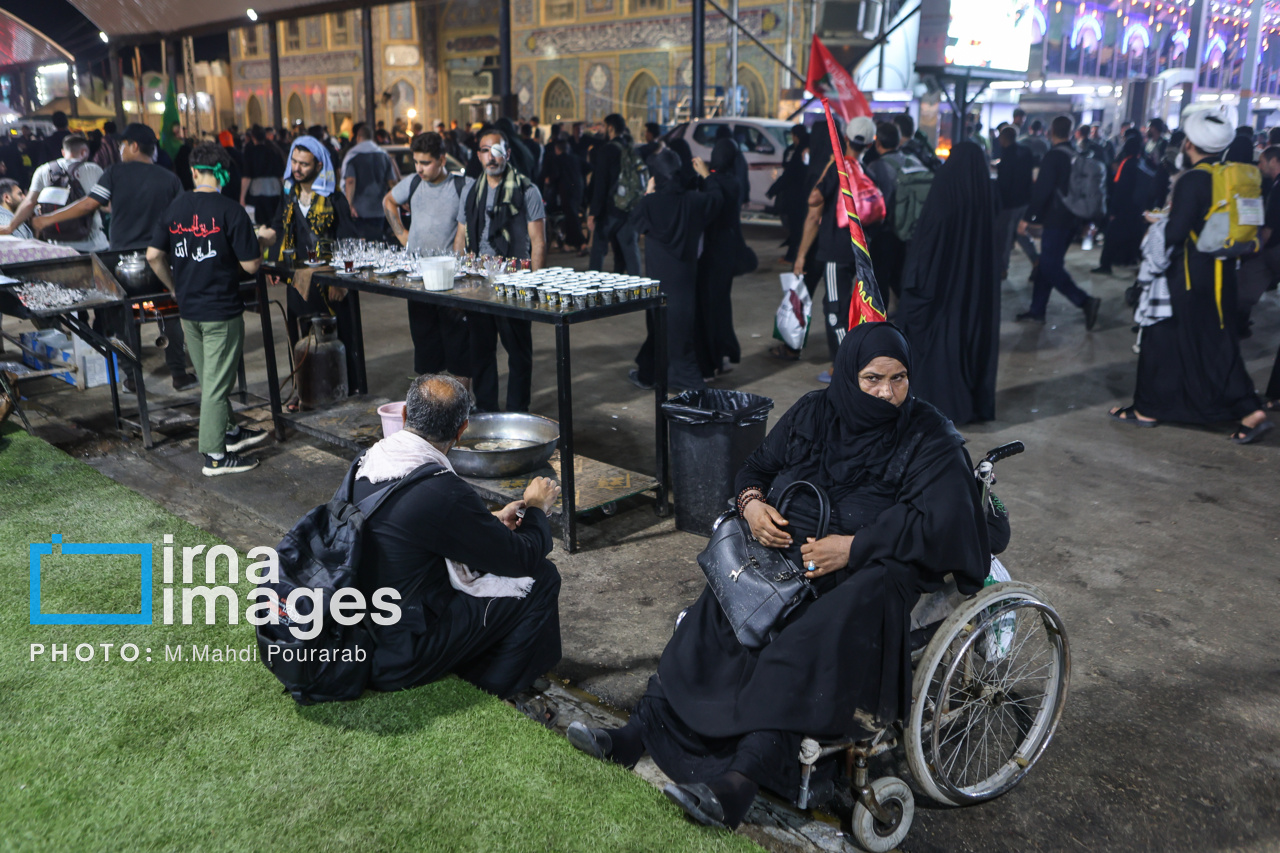 عکس/ زائران اربعین در مسیر نجف به کربلا