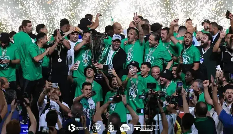گاریدو جشن قهرمانی رقیب را تماشا کرد