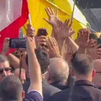 استقبال از لاریجانی در لبنان با شعار لبیک یا نصرالله