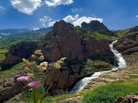آبشار زیبای سیاه چشمان در روستای الیت مازندران