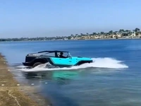 رانندگی در آب دریاچه!