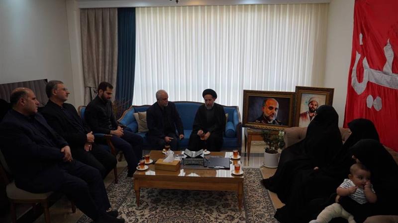 دیدار رئیس بنیاد شهید و امام جمعه موقت تهران با خانواده شهید سردار رشید و سرهنگ رضیئی