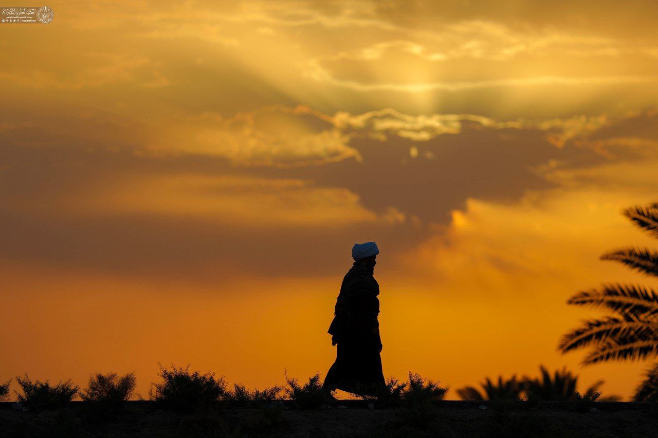 پیاده‌روی زائران اربعین در هنگام غروب زیبای خورشید