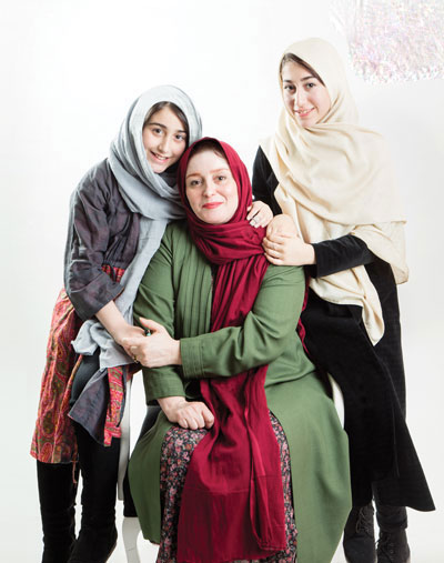 چهره‌ها/ قاب مادر دختری ژاله صامتی در پشت صحنه یک تئاتر