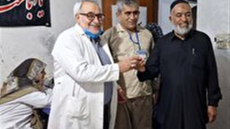 اهدای انگشتر به پزشک درمانگاه سلامت در کربلای معلی
