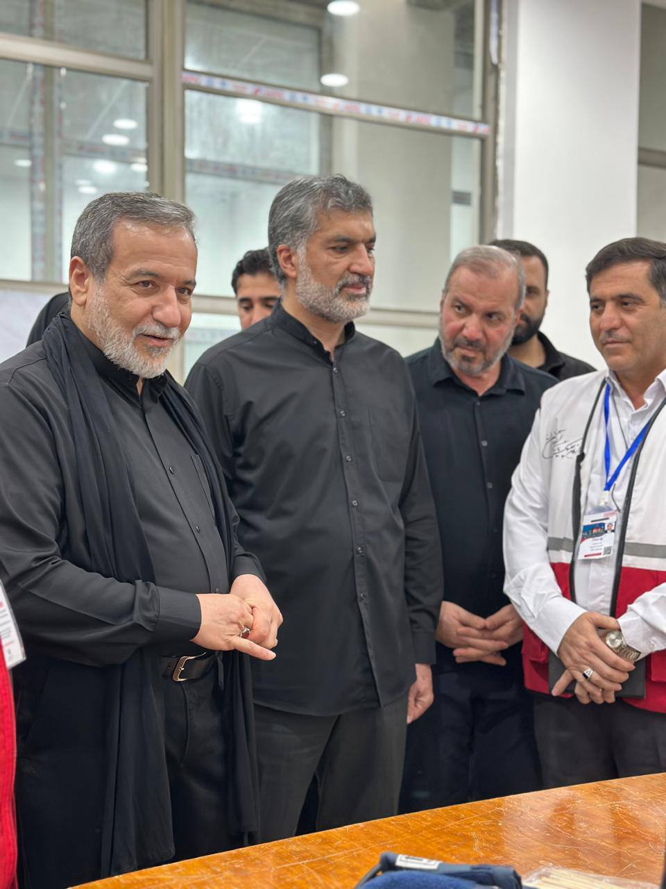 عکس/ بازدید عراقچی از میز خدمت سرکنسولگری ایران در نجف