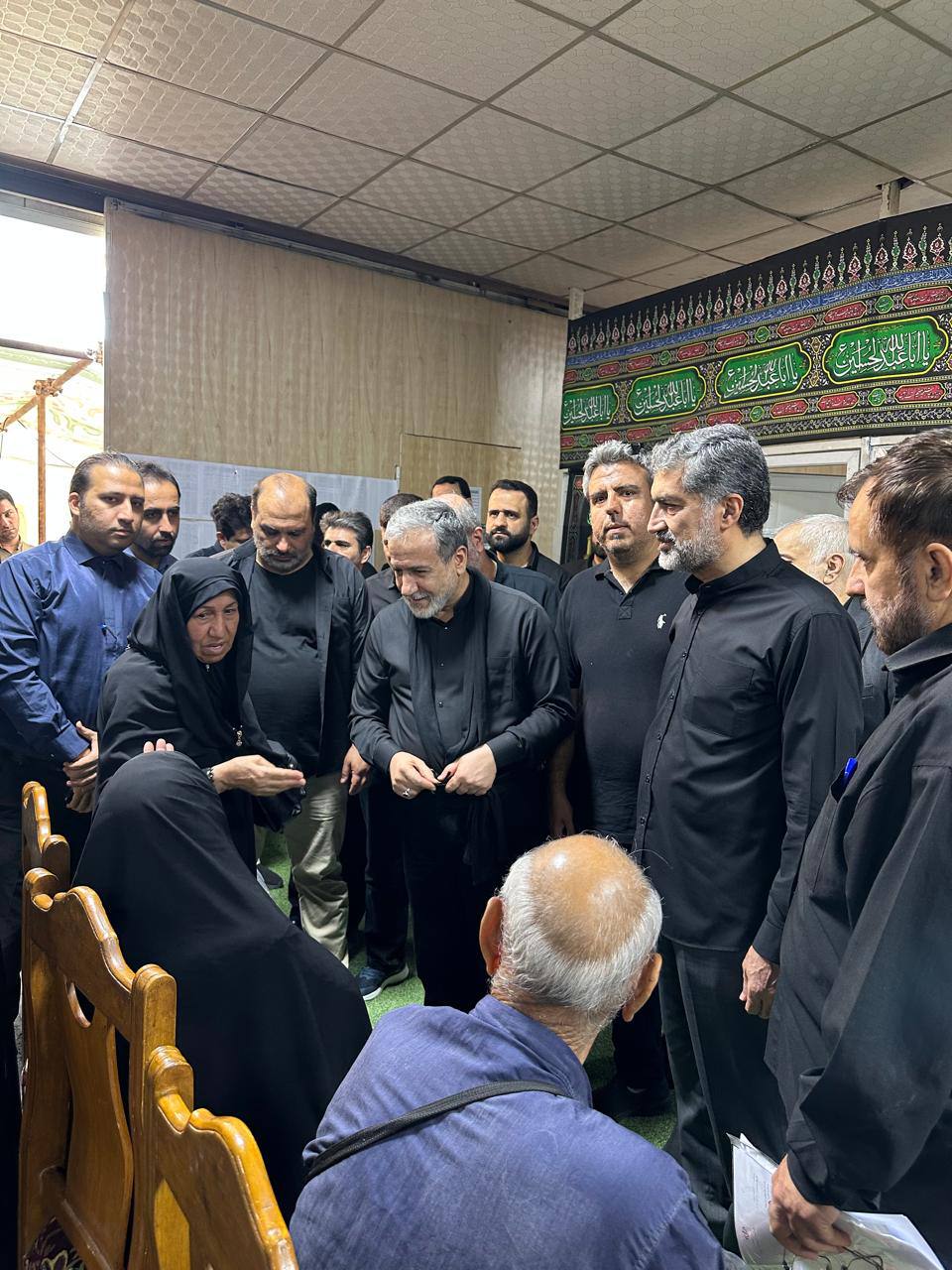 عکس/ بازدید عراقچی از میز خدمت سرکنسولگری ایران در نجف