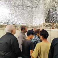 حضور ظریف بر سر مزار شهید رئیسی در حرم امام رضا(علیه‌السلام)