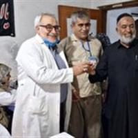 اهدای انگشتر به پزشک درمانگاه سلامت در کربلای معلی