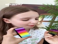 طرح رنگین کمان روی صورت دختر کوچولو