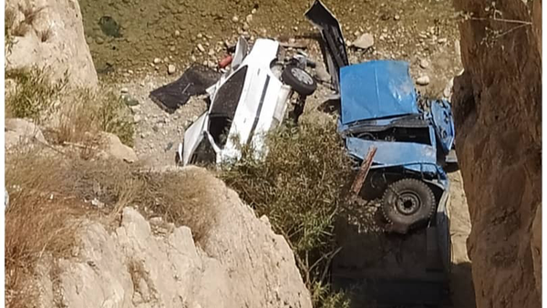 سقوط 2 خودرو به بستر رودخانه هماگ