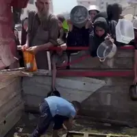 تصاویری تلخ از جمع‌آوری غذا از کف زمین توسط کودک فلسطینی