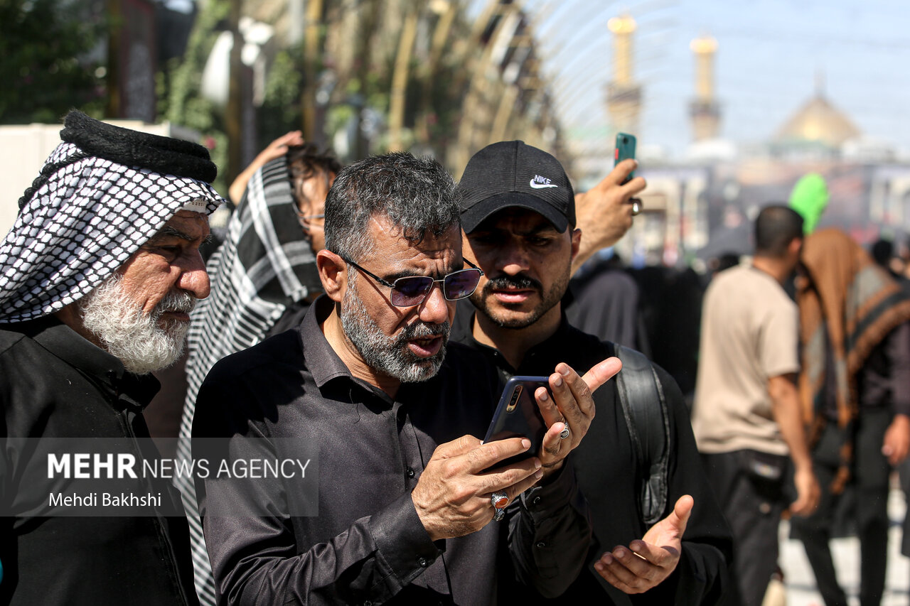عکس/ قرائت زیارت اربعین در بین‌الحرمین