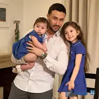 دیدار شاهرخ استخری و دخترهایش بعد از مدتی دوری در کشوری که زندگی میکنن