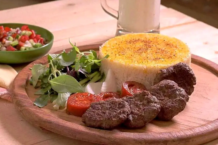 طرز تهیه کته سماقی با کباب تابهای مخصوص