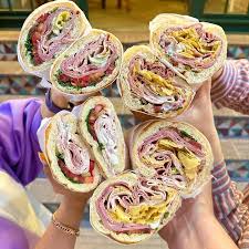 طعم بی‌نظیر ساندویچ سرد کالباس در هر لقمه