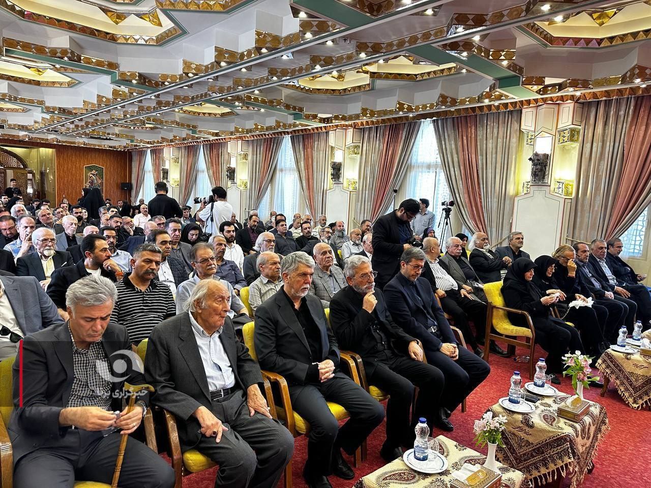 عکس/ دیدار وزیر فرهنگ با هنرمندان اصفهانی و خانواده استاد محمود فرشچیان 