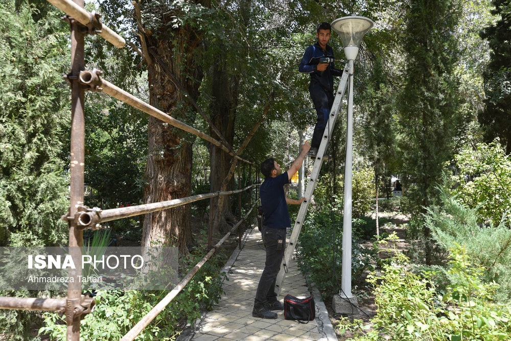 عکس/ آماده‌سازی آرامگاه استاد فرشچیان در اصفهان