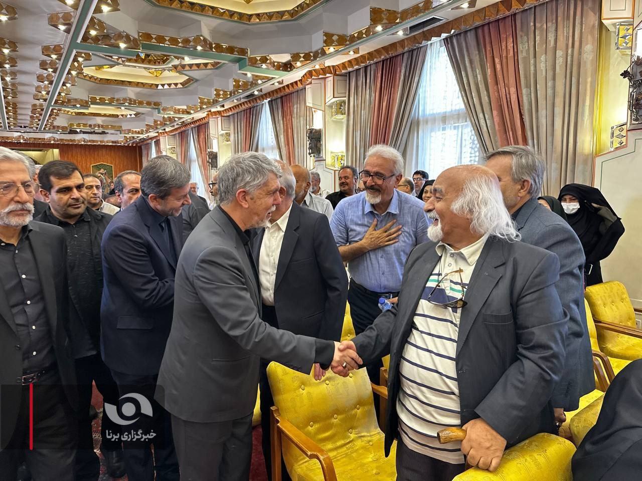 عکس/ دیدار وزیر فرهنگ با هنرمندان اصفهانی و خانواده استاد محمود فرشچیان 