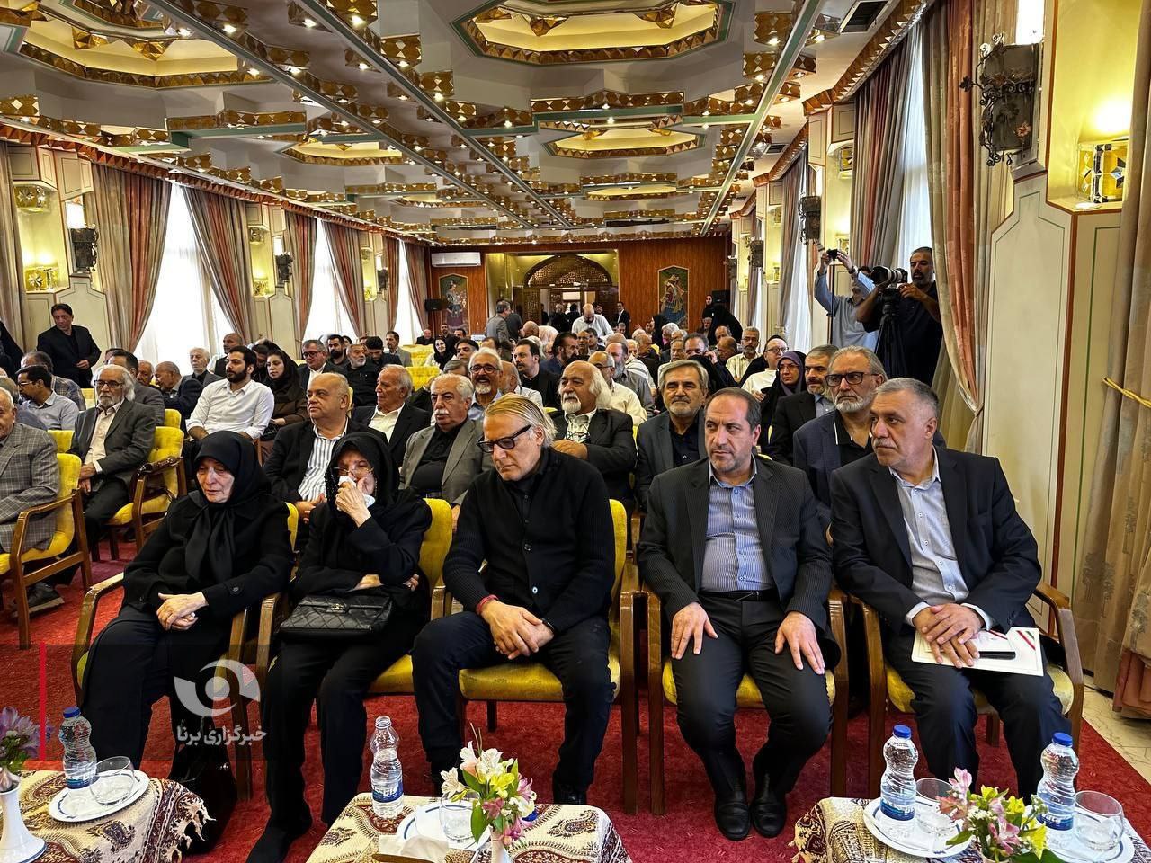 عکس/ دیدار وزیر فرهنگ با هنرمندان اصفهانی و خانواده استاد محمود فرشچیان 