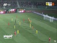 ضربه سر رضا شکاری از کنار دروازه فجر به بیرون رفت