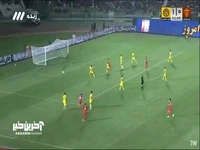 اشتباه عجیب فرشاد احمدزاده و جلوگیری از حمله پرسپولیس که بلافاصله تعویض شد