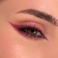 با رژ لبت این سایه‌ی زرشکی چشم گیر رو داشته باش!