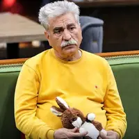 سیروس میمنت: خانواده ۱۱ نفره در یک اتاق ۱۲ متری زندگی می‌کردیم!