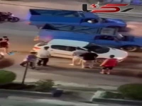 ویدئویی از مرد کلاشینکف به دست به دنبال چماق به دستان 