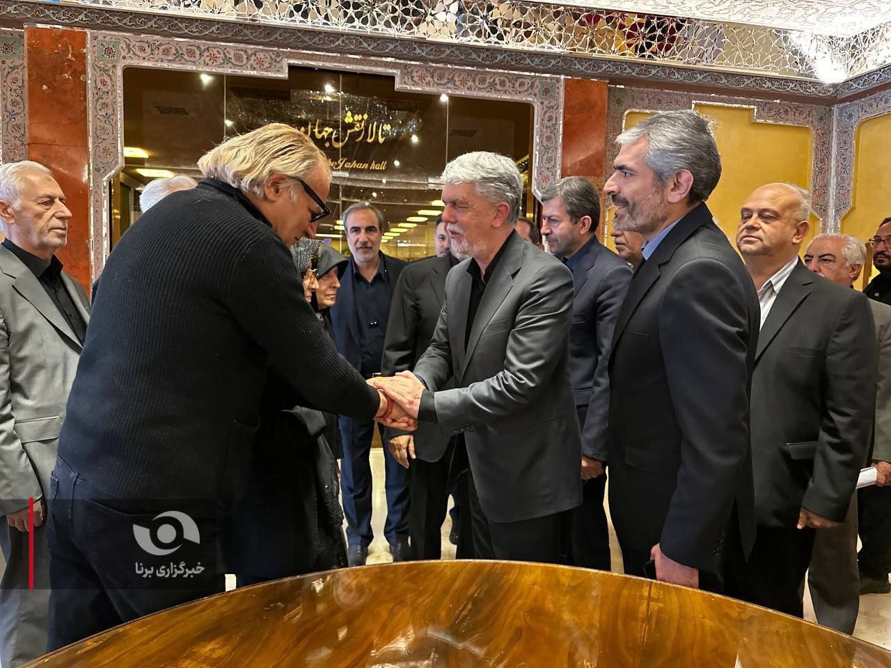عکس/ دیدار وزیر فرهنگ با هنرمندان اصفهانی و خانواده استاد محمود فرشچیان 