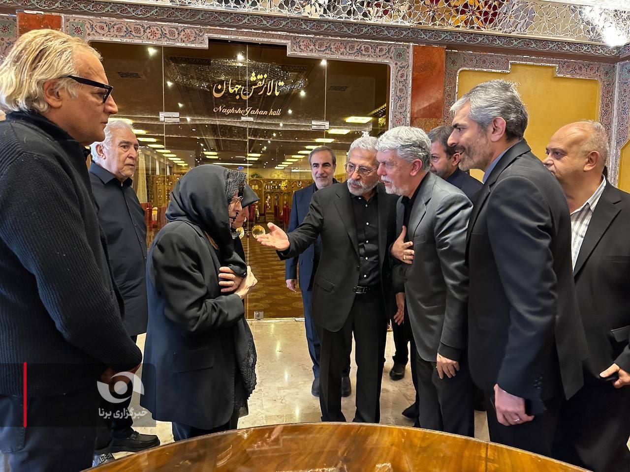عکس/ دیدار وزیر فرهنگ با هنرمندان اصفهانی و خانواده استاد محمود فرشچیان 
