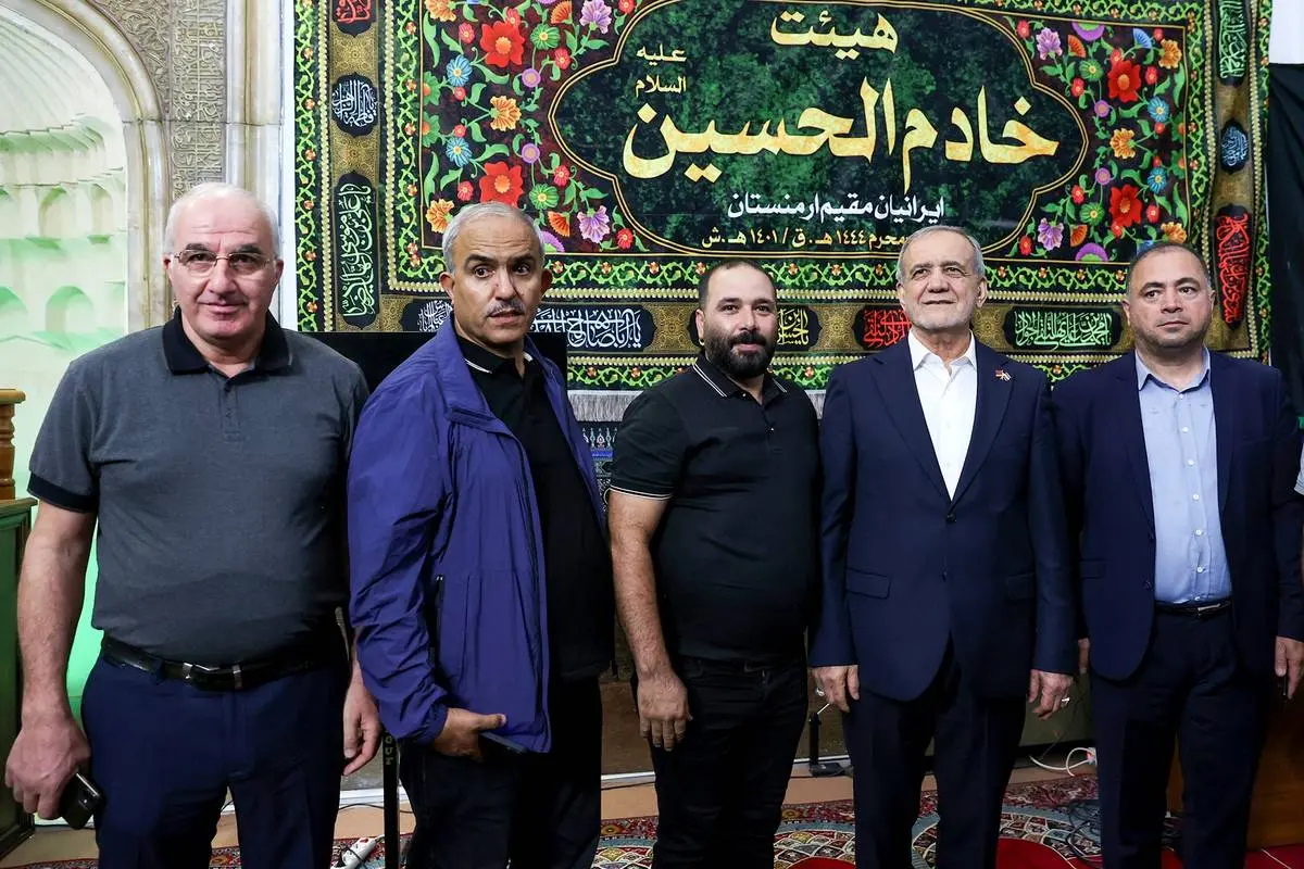 عکس/ نماز خواندن پزشکیان در مسجد کبود ایروان