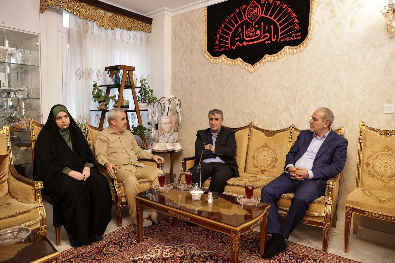 دیدار رئیس سازمان انرژی اتمی با خانواده سرداران شهید جنگ ۱۲ روزه