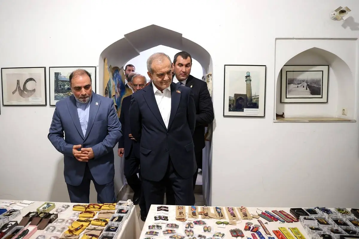 عکس/ نماز خواندن پزشکیان در مسجد کبود ایروان