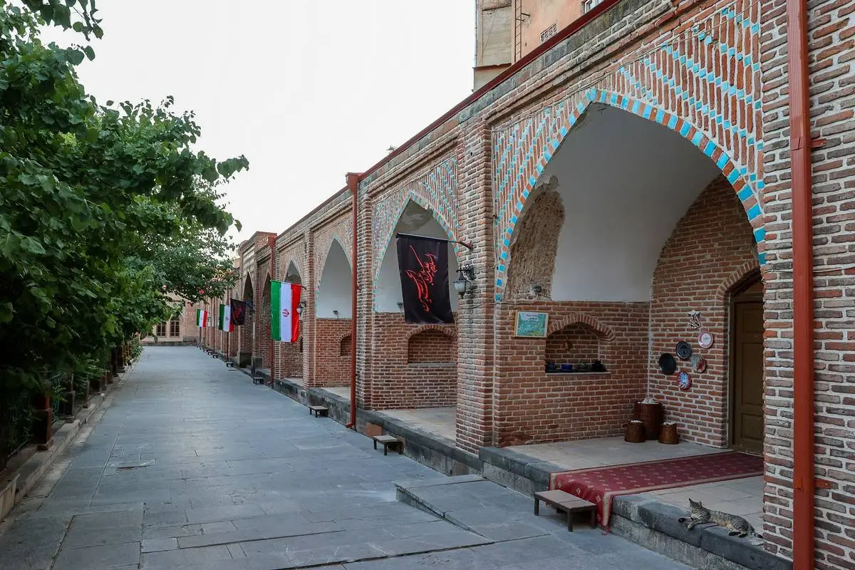 عکس/ نماز خواندن پزشکیان در مسجد کبود ایروان