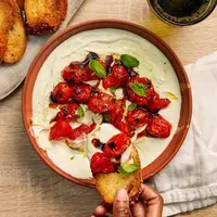 دیپ پنیری زیتون و گوجه؛ صبحانه ای مقوی