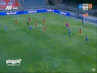 شوت ابوالفضل جلالی با اختلافی کم از بالای دروازه تراکتور به بیرون رفت 