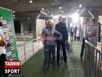داد و فریاد یکی از همراهان تیم فولاد بر سر موعود بنیادی‌فر هنگام خروج از ورزشگاه
