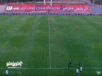 به دلیل تأخیر در شروع بازی تراکتور - استقلال، چند توپ به زمین انداخته شد تا بازیکنان گرم کنند