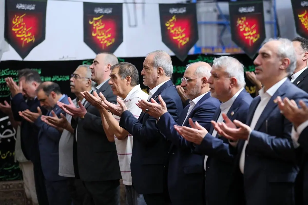 عکس/ نماز خواندن پزشکیان در مسجد کبود ایروان