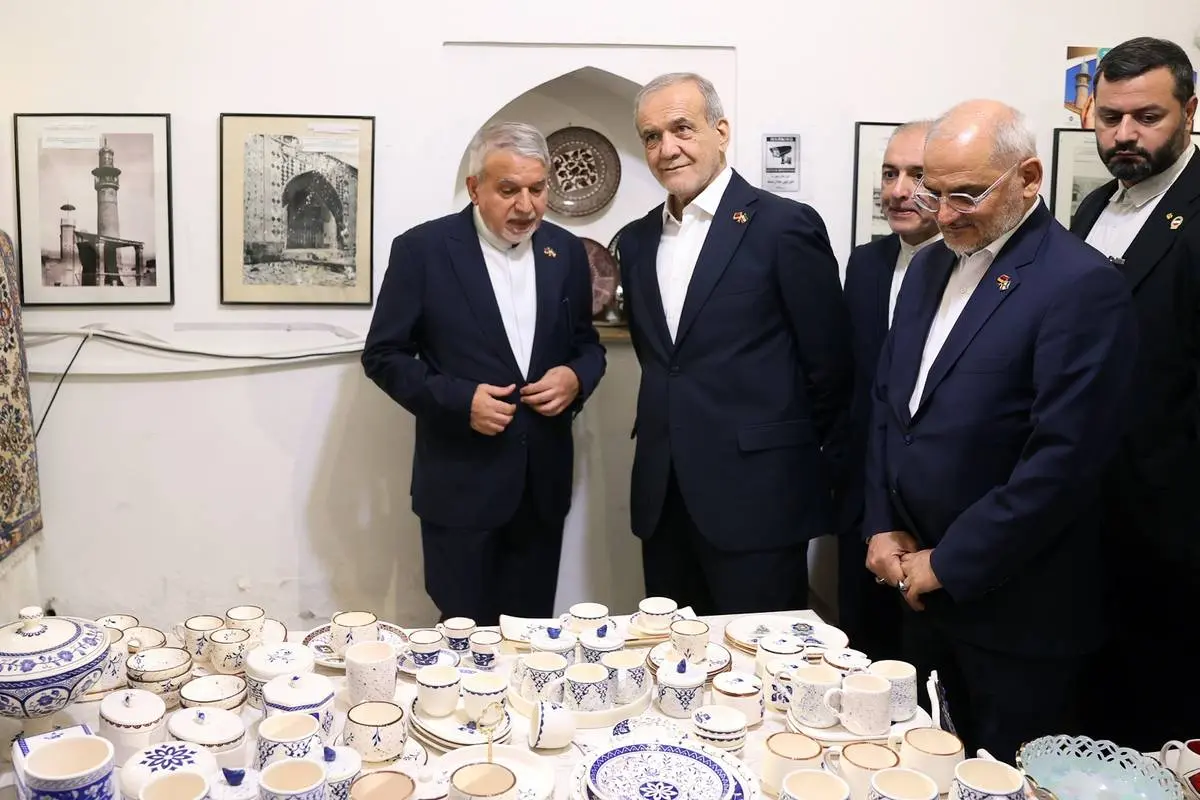 عکس/ نماز خواندن پزشکیان در مسجد کبود ایروان