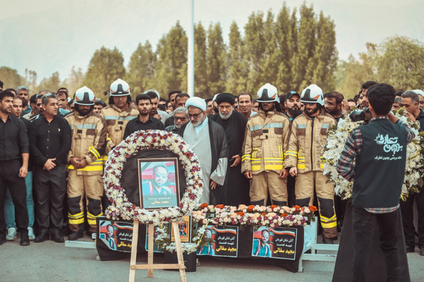عکس/ تشییع آتش‌نشان فداکار در کنگان