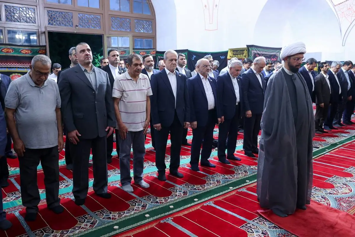 عکس/ نماز خواندن پزشکیان در مسجد کبود ایروان