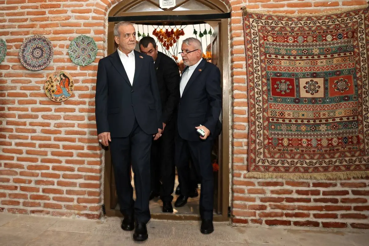 عکس/ نماز خواندن پزشکیان در مسجد کبود ایروان