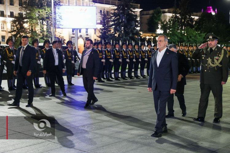عکس/ ادای احترام پزشکیان به بنای یادبود سرباز وطن در مینسک