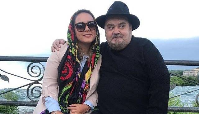 چهره ها/ عکس جدید و خانوادگی اکبر عبدی در یک فست‌فودی