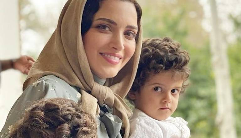 عکس خوش حس‌وحال بهنوش طباطبایی و دوقلوهایش در «سووشون»