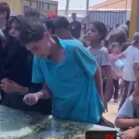 نوجوان فلسطینی در جست‌وجوی غذا میان محاصره غزه