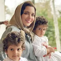 عکس خوش حس‌وحال بهنوش طباطبایی و دوقلوهایش در «سووشون»